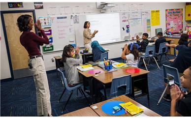 مدرسه روستایی 30 هزار دلار پاداش به معلمانی که مایل به مهاجرت هستند ارائه می دهد
