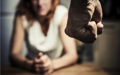 کمک پنج هزار دلاری به قربانیان خشونت خانگی با ویزای موقت