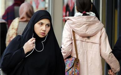 ایران دوربین هایی را در مکان های عمومی نصب می کند تا زنان بی حجاب را شناسایی و مجازات کند