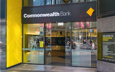 بانک مشترک المنافع پس از تیراندازی از صدها شغل انتقاد کرد: آنها را از در بیرون راند